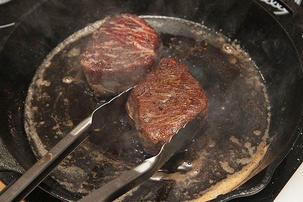 Pan-Seared, Butter-Basted Thick-Cut Steak Rezept
