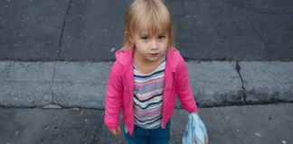 Officer Finds 3-Year-Old Girl Abandoned in Parking Lot: “Mommy Doesn’t Want Me Home,” She Reveals